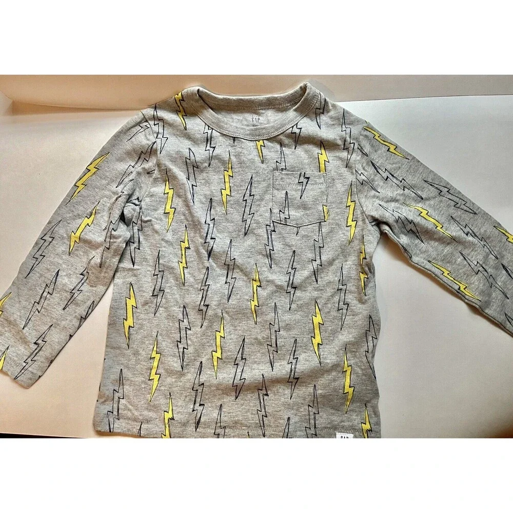 Gap Kids Boys Long Sleeve Graphic T-Shirt Size 3 years  New Without tags.
